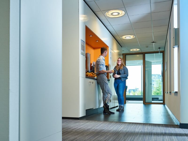 studenten bij koffiezetapparaat